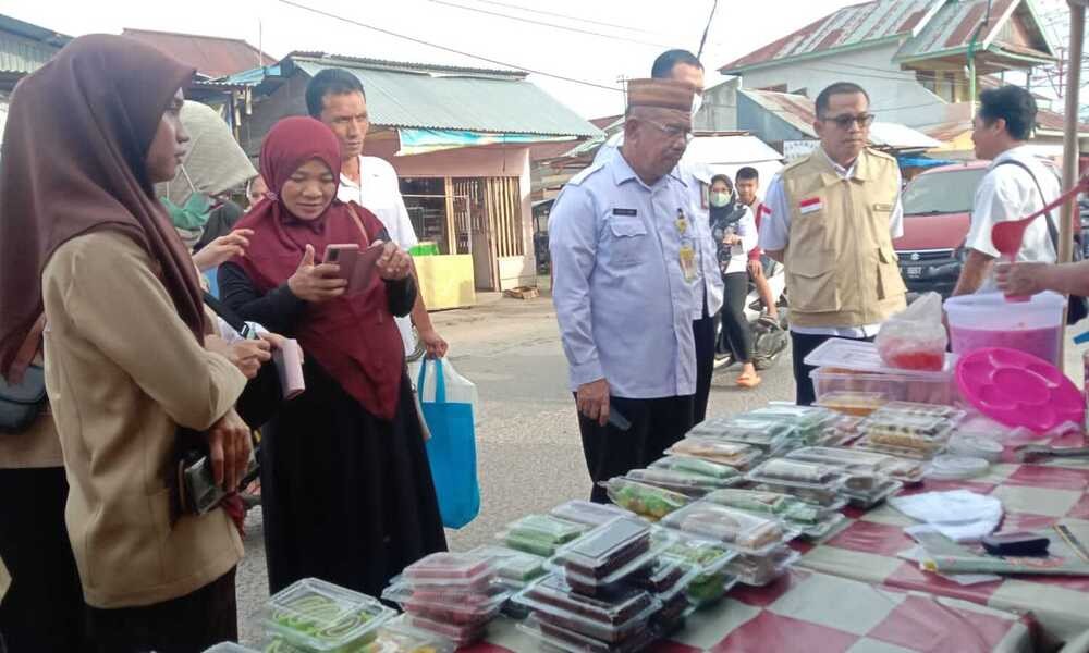 28 Plh Sekda Pohuwato Zulkifli Umar bersama Badan Pengawas Obat dan Makanan (BPOM) Gorontalo melakukan sidak jajanan buka puasa, di sepanjang jalur Pasar Tradisional Marisa, Rabu (05/04/2023).